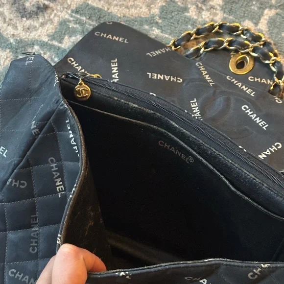 1995 Chanel Black Quilted Shoulder Bag with Gold Chain - Picture 12 of 16